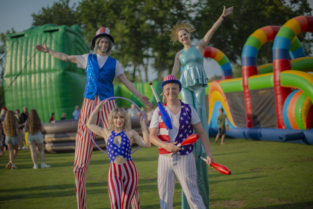 Patriotic jugglers and stilt performers at festival